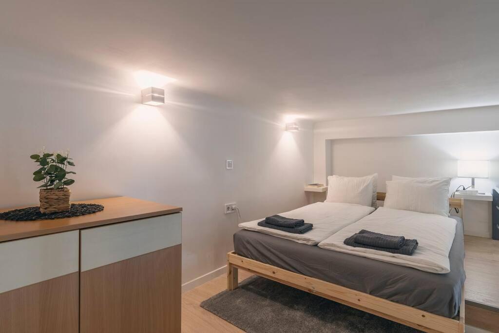 Huszonegy 1 - Center Location Ac * Budapesta
