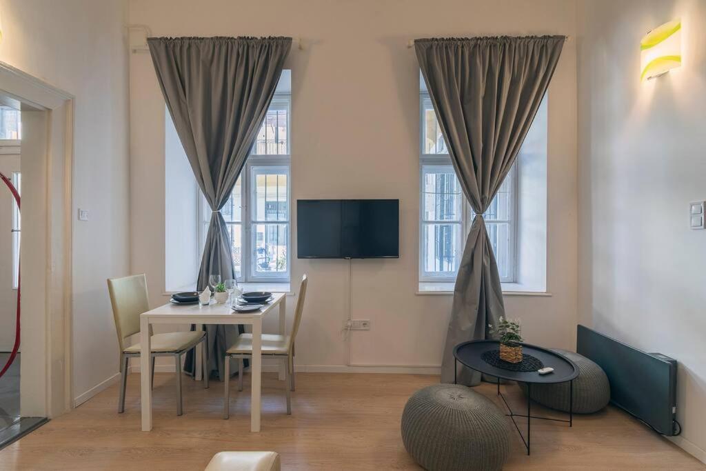 Apartament Huszonegy 1 - Center Location Ac